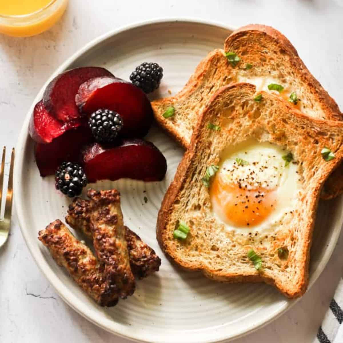 Eggs In a Basket Recipe (With Buttery Toast)